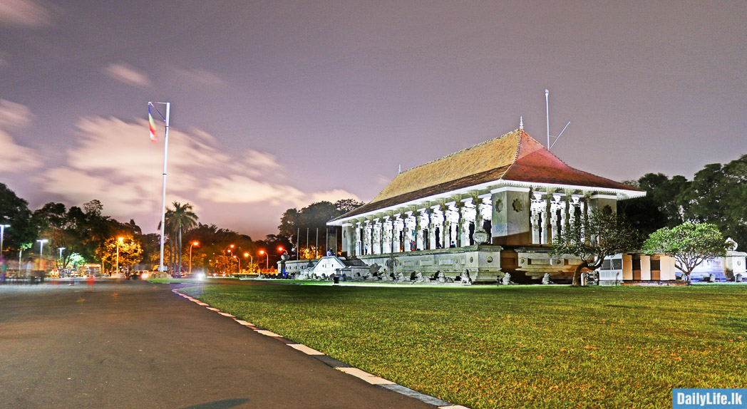 After renovations, lots of people gather at the Independence Memorial Hall garden in the evening.